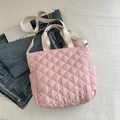 Rosa gesteppte Tragetasche aus Nylon mit weißen Griffen und verstellbarem Schultergurt - Hellrosa