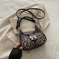 Borsa a mezzaluna leopardata con fiocco argentato e dettagli in pelle nera - Nero
