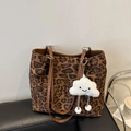 Borsa tote scamosciata leopardata di grande capacità con ciondolo a nuvola bianca - Marrone con Ciondolo