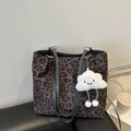Grande borsa tote leopardata con cinturini in pelle nera e ciondolo a nuvola morbida - Nero Con Pendente