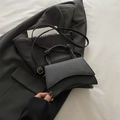 Bolso bandolera negro mate minimalista con base curva y asa con nudo decorativo - Negro