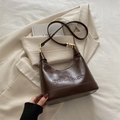 Bolso de hombro vintage marrón oscuro de cuero sintético con diseño minimalista - Marrón
