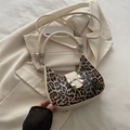 Borsa a mezzaluna leopardata con fibbia a fiocco argento e tracolla regolabile - Bianco Sporco