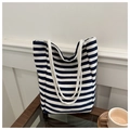 Borsa tote in tela a righe blu e bianche con manici in corda bianca sopra un tavolo - Righe blu e bianche / Blu