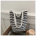 Dettaglio della borsa tote in tela a righe bianche e nere con trama a maglia spessa - Strisce Bianche e Nere / Nero