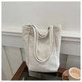 Dettaglio della borsa tote in tela beige con trama a spina di pesce e doppi manici - Spina di Pesce Beige / Bianco