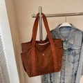Bolso tote de pana marrón con bolsillo frontal a presión y compartimentos laterales - Marrón Oscuro