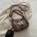 Borsa sottobraccio leopardata con fiocco argentato e tracolla regolabile - Marrone