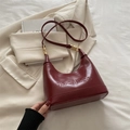 Elegante bolso hobo burdeos con letras en relieve y correa de hombro ajustable - Rojo