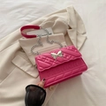 Borsa a tracolla trapuntata rosa con chiusura a farfalla e tracolla a catena d'argento - Rosa
