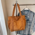 Bolso tote de pana marrón con bolsillos laterales y cierre sobre chaqueta vaquera - Tostado