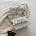 Borsa a tracolla trapuntata bianca con fibbia a farfalla argentata e scritta fashion - Bianco