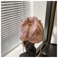 Detalle de bolso saco de mezclilla rosa con diseño de rombos deshilachados y perlas - Rosa