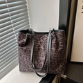 Borsa tote capiente con stampa leopardata, manici in pelle grigia e anelli in metallo - Nero senza Ciondolo