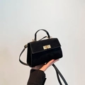 Minimalistische zwarte suède crossbodytas met gouden draaisluiting en riem - Zwart