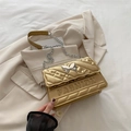 Borsa a tracolla dorata con chiusura a farfalla argentata e trapuntatura a stella - Oro