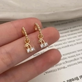 Détails des boucles d'oreilles cerises dorées avec zircons et cercles perlés - Boucles d'Oreilles Cerise en Zircon Or