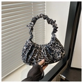 Detail van luipaardprint handtas met geplooid handvat voor een modieuze casual look - Zwart