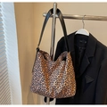 Detail der Canvas-Tragetasche mit Leopardenmuster und verstellbarem Leder-Schultergurt - Braun