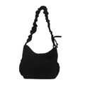Borsa hobo minimalista in nylon nero con tracolla a pieghe alla moda su sfondo bianco - Nero