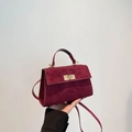 Bordeauxrode fluwelen crossbodytas met gouden draaisluiting en handvat aan de bovenkant - Rood