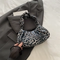 Borsa a mezzaluna da donna con stampa leopardata scura e manico a scrunchie - Nero