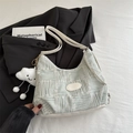 Borsa a spalla in maglia verde chiaro con cinturini in pelle bianca e ciondolo nuvola - Verde con Pendente