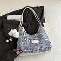 Borsa hobo in tela a motivi geometrici blu e bianchi con cinturini in pelle e ciondolo peluche - Blu con Ciondolo