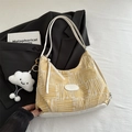 Borsa tote in tessuto giallo e bianco con ciondolo a nuvola peluche su un blazer - Giallo con Ciondolo a Nuvola