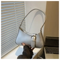 Detalle de bolso de hombro plateado en forma de luna con hebilla metálica y anillo - Plateado