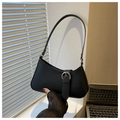 Detalle de bolso hobo negro en piel sintética lisa con hebilla metálica plateada - Negro