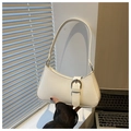 Detalle de bolso hobo blanco de media luna en piel brillante con hebilla metálica - Blanco