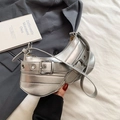 Y2K-Stil silberne metallische sichelförmige Achseltasche mit dekorativer Gürtelschnalle - Silber