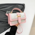 Piccola borsa a tracolla rosa e bianca con farfalla ricamata e chiusura dorata - Rosa