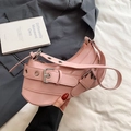 Rosa Y2K Baguette-Tasche mit glänzendem Finish und silbernen Schnallenriemen mit Ösen - Rosa