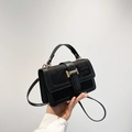 Elegante borsa a tracolla nera con ricami floreali vintage e fibbia dorata - Nero