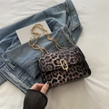 Umhängetasche mit Leopardenmuster, goldener Kette und Vintage-Metallverschluss - Braun