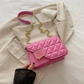 Borsa quadrata trapuntata rosa Barbie con tracolla a catena dorata e fibbia doppia - Rosa
