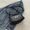 Bolso de hombro negro en cuero sintético con lazo plateado y fondo de mezclilla - Negro