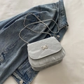 Mini lichtgrijze crossbodytas met marmertextuur, zilveren vlindersluiting en ketting - Zilver