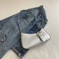 Bolso baguette plateado metalizado con hebilla de anillo sobre chaqueta denim - Plateado