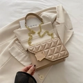 Elegante borsa a tracolla trapuntata beige con catena dorata e fibbia in metallo quadrata - Cachi