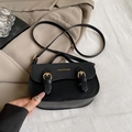Borsa a sella nera in ecopelle opaca con fibbie dorate e logo testuale alla moda - Nero