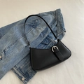 Bolso baguette negro con hebilla plateada sobre una chaqueta de mezclilla - Negro