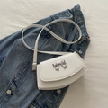 Bolso de hombro color blanco roto para mujer con un elegante lazo metálico plateado - Blanco