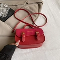 Borsa a sella rossa retrò da donna con dettagli dorati e scritte alla moda testurizzate - Rosso