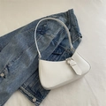Bolso baguette hobo blanco con hebilla plateada sobre fondo de mezclilla azul - Blanco