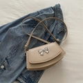 Bolso de hombro beige elegante con lazo de metal plateado y correa ajustable chic - Caqui