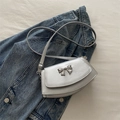 Borsa a sella argento metallizzato con fibbia a fiocco su giacca di jeans - Argento