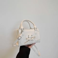 Piccola borsa quadrata bianca con intaglio a cuore, fiocco e tracolla sottile regolabile - Bianco